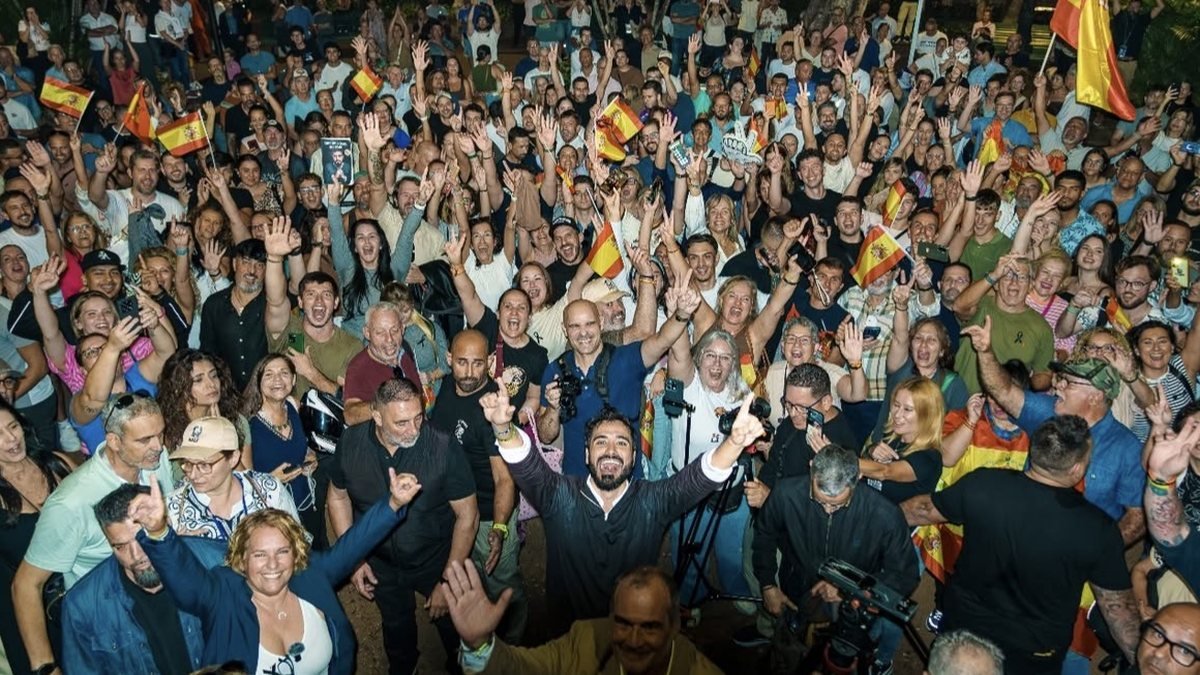 Equipo y simpatizantes en un acto